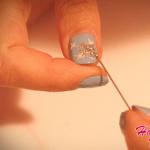 Как нарисовать аккуратные снежинки на ногтях Покраска ногтей с узором снежинка